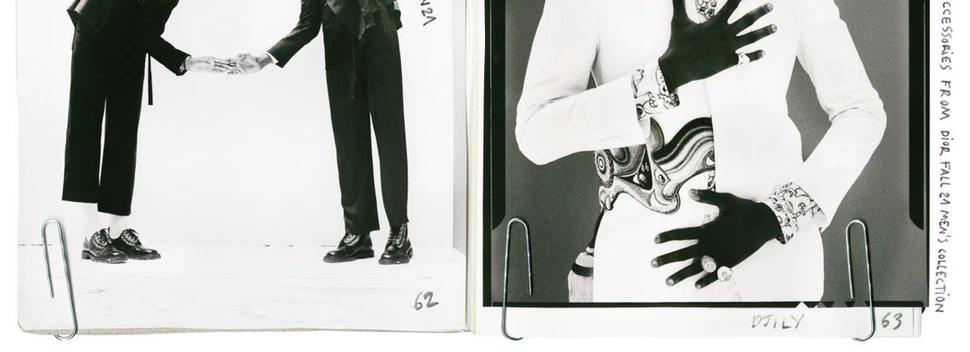 Dos páginas escaneadas de una editorial de moda en blanco y negro, sujetas con clips