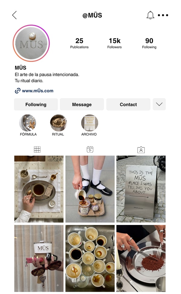 Maqueta del perfil de Instagram de MÜS con la cuadrícula de contenido y las historias destacadas