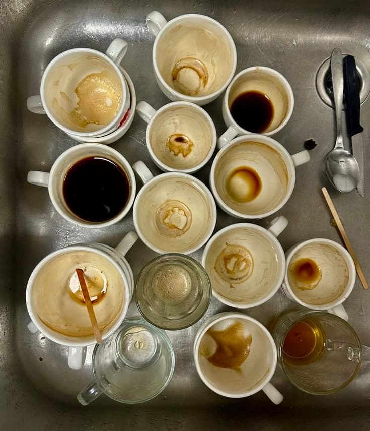 Escena de mesa con la infusión MÜS y objetos de cerámica